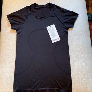 Size 6 Lululemon Swiftly Tech Short Sleeve 2.0